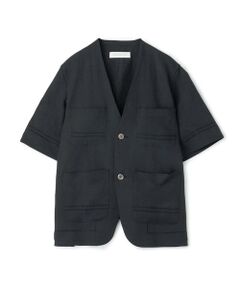特殊な加工でシワになりにくく、適度なハリ感を持たせたフレンチリネンシリーズ。<br>ビンテージクロスにあるようなピコステッチやハシゴステッチを随所にあしらい仕上げています。<br>首に少し乗るようなカッティングに、後丈が前丈よりも短いデザインのジャケット。<br>ジャケットはボクシーなシルエットで〈GALERIE VIE〉らしい抜け感のある着こなしが決まる一着。<br>お手持ちのボトムと合わせるのはもちろん、同素材のパンツ（商品番号：23-04-51-04202）とのセットアップスタイルもおすすめです。<br>カーディガン感覚でさらりと羽織れ、軽やかなスタイリングが決まるアイテム。<br><br>■素材情報<br>厚み：やや薄手<br>透け感：11 ホワイトのみ・ややあり<br>光沢：なし  <br>伸縮性：なし<br>手洗い：可 <br>裏地：なし <br><br>※商品の色味は、商品単体または素材アップ画像をご確認ください<br><br>2025SS商品<br><br><b>店舗にお問い合わせの際は、下記の商品番号をお申し付けください。<br>商品番号:23-07-51-07202</b><br><br>※※お取扱い上の注意※※<br>麻素材は独特の光沢とシャリ感があり、さわやかな感触がある反面、糸ムラ（ネップ・スラブ）があることや、微妙な色ムラが出やすいという特性があります。<br>・着用・お洗濯の繰り返しで徐々に色があせていきます。湿っているときに摩擦が加わると毛羽立ち、白化の原因になります。濡れた場合は絶対に擦らないで水分を取り除いてください。<br>・着用シワが付きやすいので、霧吹きで水分を与えアイロンでシワ伸ばししてください。<br>・鮮明な色は紫外線に弱く変色しやすいので、陰干し暗所保管してください。<br>・汗汚れはドライクリーニングでは落ちません。変色を防ぐ為汗をかいたら放置せず、水を含ませた布で叩いて吸い取ってください。お洗濯は縫い付け表示に沿ってください。<br><br>※※素材特性上、縫い目が開きやすいので、着脱時や取り扱いにはご注意ください。