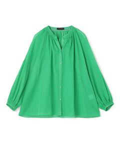 柔らかなタッチと上品な光沢感が特徴のコットンブロード素材を使用したブラウス。<br>襟まわりや袖にたっぷりとギャザーを入れることでふんわりとしたシルエットが生まれ、柔らかな女性らしさを醸し出しています。<br>第一ボタンを少し下げた位置に配することで、ほど良い抜け感をプラス。<br>スタイリング次第でオンオフ問わずに幅広いシーンで活躍するアイテムです。<br>着るだけで気分が上がる鮮やかなグリーンと、着回し力が抜群のベーシックなネイビーの2色展開。<br><br>■素材情報<br>厚み：普通<br>透け感：ややあり<br>光沢：なし<br>伸縮性：なし<br>手洗い：可<br>裏地：なし<br><br>※商品の色味は、商品単体または素材アップ画像をご確認ください<br><br>2025SS商品<br><br><b>店舗にお問い合わせの際は、下記の商品番号をお申し付けください。<br>商品番号:13-01-52-01205</b>