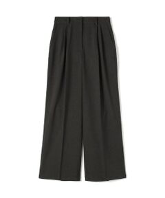 天然繊維のような表情のポリエステルトロピカル素材を使用したシリーズ。<br>適度にハリがあるので肌離れもよく手洗いも可能なので、暑い時期にも着用しやすい素材です。<br>パンツはフロントに施した2タックと長めの着丈、ワイドシルエットで存在感のある一着。<br>センタープレスで横に広がり過ぎずシャープな印象を与えるとともに、レッグラインを美しく見せてくれます。<br>同素材のジャケット（商品番号：13-07-52-07552）やトップス（商品番号：13-01-52-01552）とのマニッシュなセットアップスタイルもおすすめ。<br>オフィスからデイリーシーンまで幅広く活躍してくれる万能なアイテムです。<br><br>■素材情報<br>厚み：やや薄手<br>透け感：なし <br>光沢：なし <br>伸縮性：なし<br>手洗い：可 <br>裏地：なし<br><br>※商品の色味は、商品単体または素材アップ画像をご確認ください<br><br>2025SS商品<br><br><b>店舗にお問い合わせの際は、下記の商品番号をお申し付けください。<br>商品番号:13-04-52-04552</b>