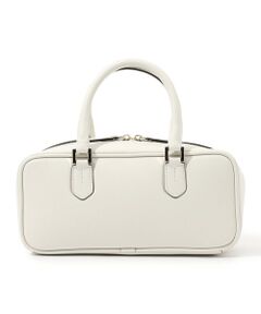 洗練されたシルエットが魅力のミニボストン型のハンドバッグ。<br>コンパクトなサイズにシックな横長バッグシルエットが、モードな印象を演出します。<br>どんなコーディネートにも合わせやすく、付属のストラップで2wayでの使用が可能です。<br>ナチュラルな色合いがカジュアルからきれいめスタイルまで幅広く対応し、デイリーに活躍するアイテム。<br><br>〈LORISTELLA（ロリステラ）〉<br>2005年にスタートしたイタリアのバッグブランド。<br>イタリア製ならではの上質で職人のクラフトマンシップを感じるバッグを展開しており、トレンド性のあるカラーや素材を探求しデザインに落とし込んでいます。<br><br>※商品の色味は、商品単体または素材アップ画像をご確認ください<br><br>2025SS商品<br><br><b>店舗にお問い合わせの際は、下記の商品番号をお申し付けください。<br>商品番号:33-03-52-03167</b>