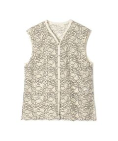 品の良い透け感のある繊細なコードレース素材を使用したジレブラウス。<br>デコルテを美しく見せれくれるVあきでシャープさをプラスしています。<br>前端にグログランテープを配しデザインのアクセントに。<br>肩先にかかる絶妙な袖丈なので一枚でも安心して着用できるのも嬉しいポイントです。<br>デイリーからオフィス・オケージョンシーンまで幅広い場面にお召しいただけるエレガントな表情のアイテム。<br>クリーンな印象のエクリュとトレンド感のあるグレーの2色展開です。<br><br>※商品の色味は、商品単体または素材アップ画像をご確認ください<br><br>2025AW商品<br><br><b>店舗にお問い合わせの際は、下記の商品番号をお申し付けください。<br>商品番号:13-01-54-01003</b>