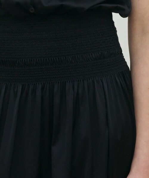 TOMORROWLAND / トゥモローランド ロング・マキシ丈ワンピース | シルクストレッチサテン スモッキングギャザーワンピース | 詳細6