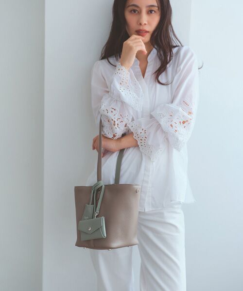 TOPKAPI / トプカピ ショルダーバッグ | 【Breath TOPKAPI】DUAL デュアル シュリンクレザー バイカラー 2way ワンハンドル ショルダーバッグ チャーム付き （グレージュ）