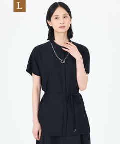 【L】【ウォッシャブル】【接触冷感】【UV】バックサテンジョーゼットチュニックブラウス<br /><br />こちらの商品はラージサイズです。<br />一枚で着映えする汎用性のあるブラウスです。<br />フレンチスリーブのバンドカラーブラウスです。程よく抜け感を演出するややゆとりのあるシルエットです。前開きデザインで羽織りとしても着用していただけます。ウエストリボンは取り外し可能で、ウエストのシルエットをお好みでアレンジできます。<br /><br />UVカット・接触冷感効果のある機能糸「SPF」を使用した、しなやかなドレープ性のある2WAYストレッチ素材です。<br /><br />アームホールには抗菌・消臭テープを附属しています。<br /><br /><br><br>ラージサイズならではの悩みに応えるパターンメイキングで、すっきりと着ていただけます。<br>■44サイズ→13号、46サイズ→15号が目安です。<br />【着用推奨シーズン】春〜秋