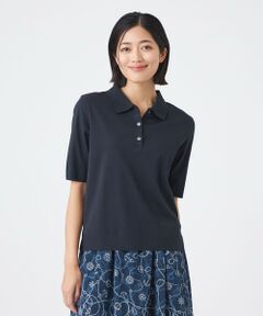 【ウォッシャブル】<br />セーターマシン<br /><br />シンプルさの中に、洗練された上質さが光るポロシャツです。<br />シルケット加工により上品な光沢があり、スポーツウェアとは異なる高級感があるため、タウンユースにも適しています。また、やや長めの半袖は、ゴルフや登山など日差しが気になるアクティブシーンにも便利な一枚です。<br /><br />スペイン・JUMBERCA社の18ゲージ成型機を使って編まれた、特別な素材です。ニットのように細かな目面を持ちながら、カットソーのような立体的な表現もできる、中間的なニュアンスが特徴です。60番双糸の超長綿にシルケット加工を施し、カジュアルさの中にも上品さを感じさせるエレガントな風合いに仕上げています。<br /><br />【着用推奨シーズン】春〜夏