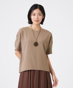 【吸水速乾・接触冷感・UV・ウォッシャブル】ファンクションデシンブラウス<br /><br />夏の通勤着や普段着として着用していただけるブラウスです。<br />肌離れしやすい構築的なフォルムです。オーバーサイズですが、生地に落ち感があり、きちんと感とリラックス感を兼ね揃えた布帛のブラウスです。同素材のパンツ（U1R16575）とのセットアップがおすすめです。<br /><br />接触冷感・吸水速乾・UVカット・ウォッシャブルの多機能素材で、お手入れが簡単です。夏の暑い時期でも快適に過ごせます。<br /><br />アームホールには抗菌・消臭テープを附属しています。<br />【着用推奨シーズン】夏