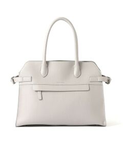 <br /><br />必要な部分にだけ裏地を付けた1枚仕立てなので軽量です。<br />整理整頓しやすいように、内側中央に取り外しのできるペンホルダー、スマホ入れがついたファスナー仕切りをつけました。<br />バッグはA4サイズのものはすっきりと、13インチのPCも収まります。<br />内側にさらに2か所のポケット、表面にもファスナー隠しポケットと収納力があります！<br />ONでもOFFでも使用できるデザインとなっています。