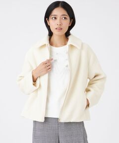 ボアファーコート<br /><br />ステンカラーできちんと感もありつつ、ゆったりしたシルエットがポイントのボアファーブルゾンです。<br>ショート丈のデザインで様々なボトムと合わせやすく、羽織るだけで華やかになるアイテムです。<br>ポリエステル、アクリル混の糸を使い、横編で作られたボアファーです。加工と特殊毛カット処理を施し、ボアを細かく仕上げています。風合いが柔らかく、暖かく温度を保つことが可能です。<br>【着用推奨シーズン】秋〜冬