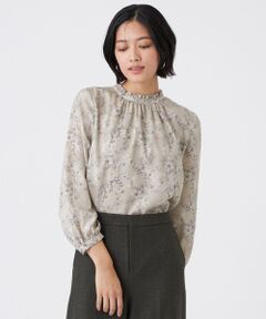 【ウォッシャブル】エッチングフラワープリントブラウス<br /><br />上品なプリントを施したフリルネックのブラウスです。<br>スタンドカラーに控えめなフリルをあしらったデザインで、顔まわりを華やかに見せてくれます。<br><br>手描きの柔らかさと繊細なタッチのエッチングフラワー柄を施したオリジナルプリントです。しなやかで良質なドレープ性と上品な風合いが特徴的で、上質感溢れる素材です。高解像度のインクジェットプリントにより、非常に繊細な線画を表現しております。<br>アームホールには抗菌・消臭テープを附属しています。<br>【着用推奨シーズン】秋〜春
