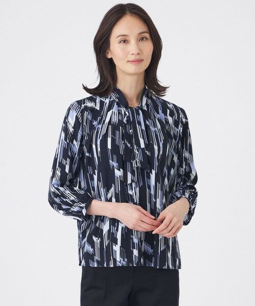 TRANS WORK / トランスワーク シャツ・ブラウス | 【ウォッシャブル】パウダーデシン幾何プリントブラウス（ネイビー3）
