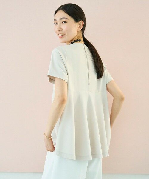 UNFILO/アンフィーロ 【UVケア/接触冷感】BEAUTY FORM-T バックフレアTシャツ グレージュ L UNFILO/アンフィーロ 【UVケア/接触冷感】BEAUTY FORM-T バックフレアTシャツ グレージュ L