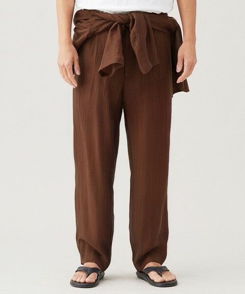 UNFILO / アンフィーロ その他パンツ | 【OCEANS web / YouTube 掲載】ライトウェイトシアー イージーテーパードパンツ(ダークブラウン)
