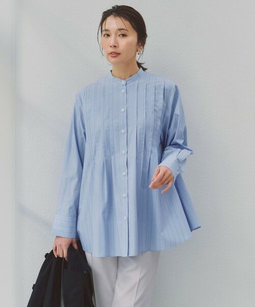 UNFILO / アンフィーロ シャツ・ブラウス | バンドカラー タックブラウス（ブルーストライプ）