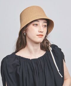 <b>ドライタッチなペーパーブレードのバケットハット</b><br><br>■デザイン<br>角のあるクラウンと短く目深なブリムがモードな雰囲気を演出。<br>UV加工が施されており日差しの強い日に活躍してくれるアイテムです。<br><br>■コーディネート<br>コンパクトなシルエットのため、ふんわりと広がるボリュームトップスやワンピースともバランスよくまとまります。<br>ミニマルなデザインはコーディネートを選ばずに取り入れやすいのが魅力です。<br><p style=display:none>#バケットハット</p><br>【注意事項】<br>※商品を使用前に、タグ等に記載されている「取り扱い上の注意書き」、「洗濯表示」を必ずご確認ください。<br>※商品画像は、光の当たり具合やパソコンなどの閲覧環境により、実際の色味と異なって見える場合がございます。あらかじめご了承ください。<br>※商品の色味の目安は、商品単体の画像をご参照ください。<br><br>※画像の商品はサンプルです。実際の商品と色味、仕様、加工、サイズ、素材等が若干異なる場合がございます。<br><br>店舗へお問い合わせの際は、全国のUNITED ARROWS各店舗まで下記の品名/品番をお申し付けください。<br>品名：UA PAPER BRAID BKT UV  品番：17386992419