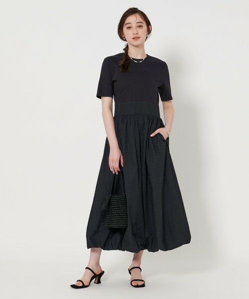 【新品】23区 ナイロン タフタ フレア ロングワンピース ダークグレー M 新品】23区 ナイロン タフタ フレア ロングワンピース