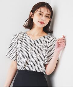 UNTITLED / アンタイトル シャツ・ブラウス | 【通勤/二の腕カバー】ジオメトリック柄 Vネックブラウス