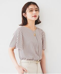 UNTITLED / アンタイトル シャツ・ブラウス | 【通勤/二の腕カバー】ジオメトリック柄 Vネックブラウス