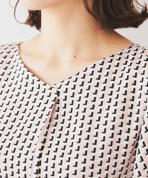 UNTITLED / アンタイトル シャツ・ブラウス | 【通勤/二の腕カバー】ジオメトリック柄 Vネックブラウス | 詳細17