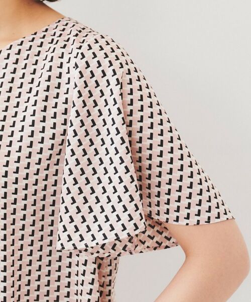 UNTITLED / アンタイトル シャツ・ブラウス | 【通勤/二の腕カバー】ジオメトリック柄 Vネックブラウス | 詳細18