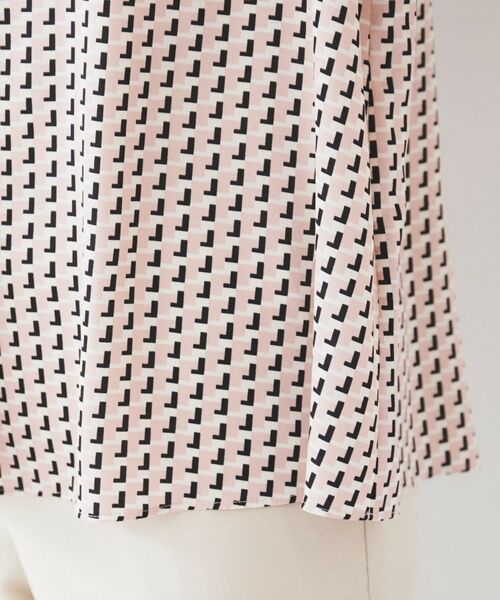 UNTITLED / アンタイトル シャツ・ブラウス | 【通勤/二の腕カバー】ジオメトリック柄 Vネックブラウス | 詳細19