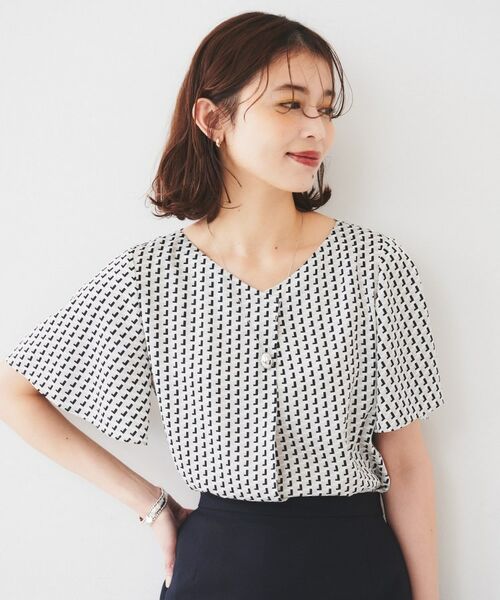 UNTITLED / アンタイトル シャツ・ブラウス | 【通勤/二の腕カバー】ジオメトリック柄 Vネックブラウス | 詳細2