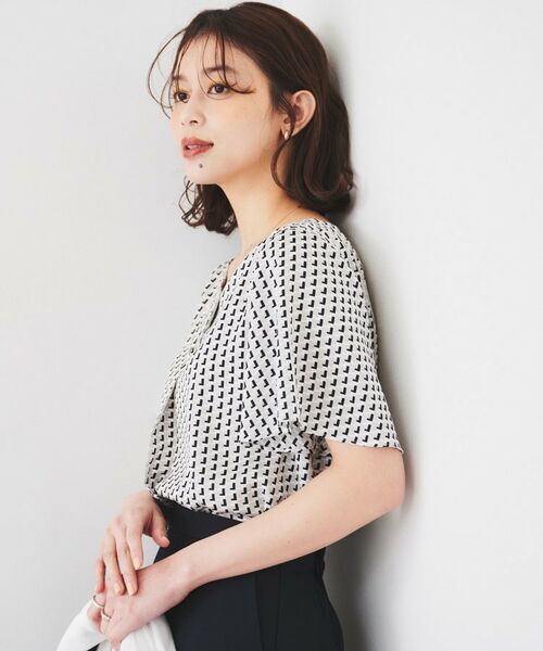 UNTITLED / アンタイトル シャツ・ブラウス | 【通勤/二の腕カバー】ジオメトリック柄 Vネックブラウス | 詳細3