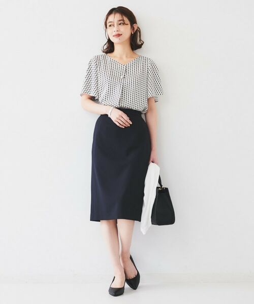 UNTITLED / アンタイトル シャツ・ブラウス | 【通勤/二の腕カバー】ジオメトリック柄 Vネックブラウス | 詳細4