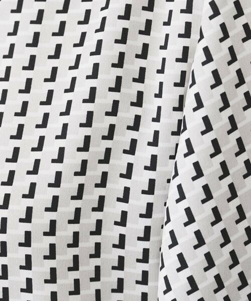 UNTITLED / アンタイトル シャツ・ブラウス | 【通勤/二の腕カバー】ジオメトリック柄 Vネックブラウス | 詳細5