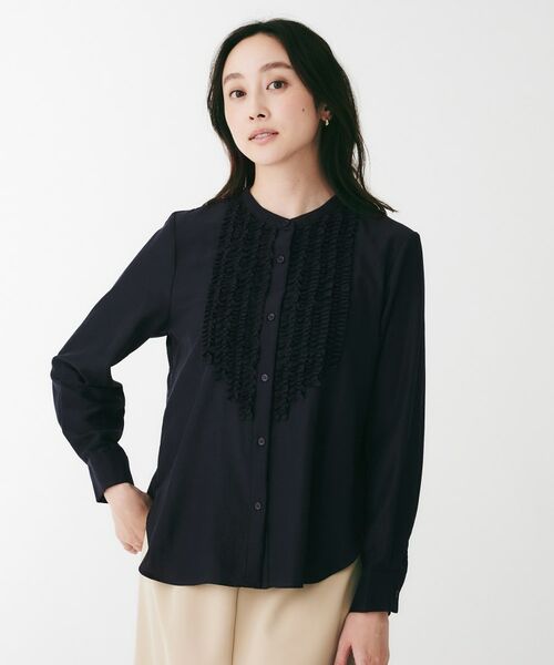 UNTITLED / アンタイトル シャツ・ブラウス | フィブリルサテン フリルネックブラウス(ネイビー(094))