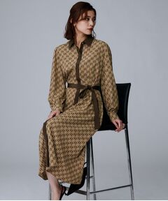 UNTITLED / アンタイトル ロング・マキシ丈ワンピース | 【ウエストリボン/前開きボタン/レトロモダン】チェーン柄フレアワンピース