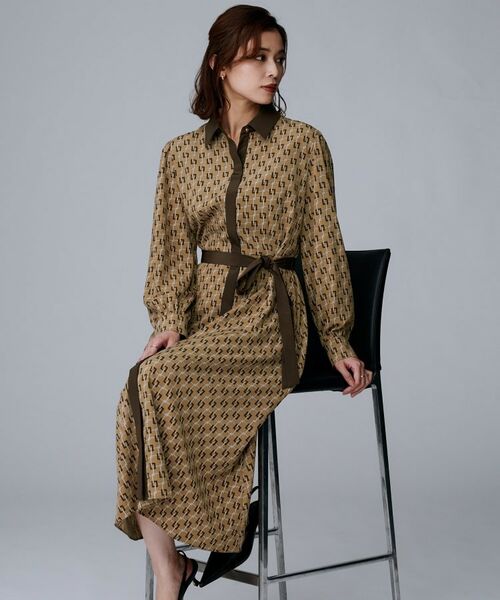 UNTITLED / アンタイトル ロング・マキシ丈ワンピース | 【ウエストリボン/前開きボタン/レトロモダン】チェーン柄フレアワンピース(モカブラウン(142))