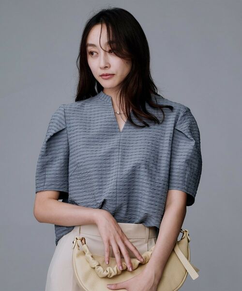 UNTITLED / アンタイトル シャツ・ブラウス | 【吸水速乾/ストレッチ/Vネック】フォルムスリーブ ブラウス | 詳細10