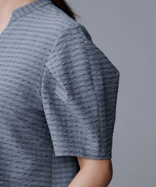 UNTITLED / アンタイトル シャツ・ブラウス | 【吸水速乾/ストレッチ/Vネック】フォルムスリーブ ブラウス | 詳細18