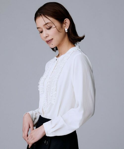 UNTITLED / アンタイトル シャツ・ブラウス | 【1枚で着映え/オンオフ着回し】フリルサテンブラウス | 詳細10