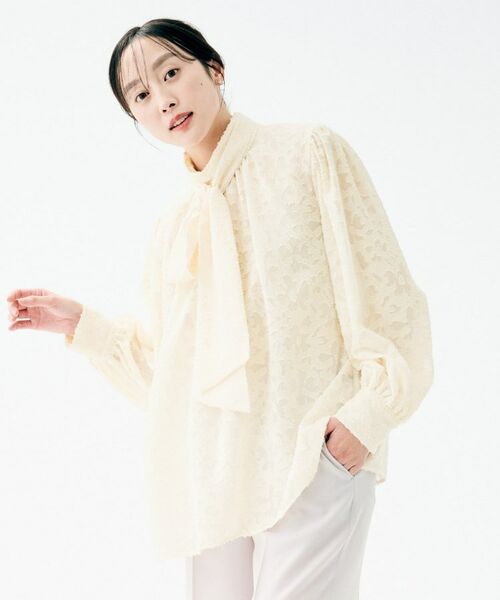 UNTITLED / アンタイトル シャツ・ブラウス | カットジャカード ボウタイブラウス(オフホワイト(003))