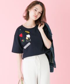 POPなワッペンをバランスよく配置した遊び心のあるTシャツ。さまざまなモチーフのワッペンがデザイン性を高め、一枚でサマになる仕上がりです。<br>お袖は長めの設定にしており、そのままはもちろん折り返してラフな着こなしもオススメ。<br>子供っぽくなりすぎないよう、ワッペンは片側のみに配置し衿元は詰まりすぎず程よい抜け感を。<br>体のラインを拾いすぎないやや厚手のコットン素材に、ほどよいゆとりの身幅で着心地もよい仕上がりです。