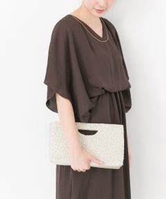 <strong style="font-weight:bold;">【2WAY仕様のお呼ばれBAG】</strong><br>片面にビーズやパールを贅沢にあしらったコンパクトバッグ。ワンピースなどのお洋服にひっかからないよう、あえて片面のみデザインしました。華やかさはもちろん、機能性もプラスしたオススメアイテムです。<br><br><strong style="font-weight:bold;">POINT</strong><br>・付属のチェーンでショルダー使いが可能<br>・しっかりとしたマチ幅あり◎<br><br><strong style="font-weight:bold;">COORDINATE</strong><br>取り入れるだけで華やかさがプラスされるため、結婚式や二次会などパーティーシーンにオススメです。シンプルなドレスや落ち着いたカラーのワンピースに映え、こなれ感がアップします。<br><br><strong style="font-weight:bold;">COUTURE MAISON(クチュールメゾン)</strong><br>さまざまな価値観、ライフスタイル・・・<br>結婚式のスタイルも多様化し、これまでのスタイルにとらわれない、自由な形の式がふえてきています。<br>自分らしさを大切にする大人の女性が、結婚式のゲストドレスとしてももちろん、アレンジ次第でいろんなシーンに着て頂けるドレスを提案したい。<br>そんな想いから誕生いたしました。<br><br><br><br>※この商品は、装飾部分に無理な力が加わると破損することがありますので、お取り扱いにご注意ください。<br>※その他お取り扱いに関しましては、商品に付属のアテンションタグをご覧ください。<br><br>重量:約430g