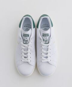 ■adidas Originals STAN SMITH/スタンスミス<br><br>ソフトなレザーのアッパーとライニングや、耐久性の高いラバーカップソール、往年のスタイルに紐付くパンチ加工のスリーストライプス、そしてローカット仕様のクリーンなデザインが、1970年代のオリジナルモデルを彷彿。<br>高性能リサイクル素材シリーズの一つ、PRIMEGREENを採用。アッパーの50%にリサイクル素材を使用しサスティナブルなプロダクトに仕上げています。<br><br><strong style="font-weight:bold;">【スタッフ着用コメント】</strong><br>試着サイズ : 26<br>26で甲幅はぴったりです。足長は少しゆとりがあります。<br>[スタッフデータ]<br>普段の着用サイズ : 26.0cm～26.5cm<br>足長 : 25.5cm<br>足囲 : 25.5cm<br>足幅 : やや広め<br>※履き心地には個人差がございますので、あくまでも目安としてご覧ください。<br><br>※靴箱破損につきましては、商品に不良が無い場合に限り出荷させていただいております。予めご了承ください。<br><br>※商品画像は、光の当たり具合やパソコンなどの閲覧環境により、実際の色味と異なって見える場合がございます。予めご了承ください。<br>※商品の色味の目安は、商品単体の画像をご参照ください。