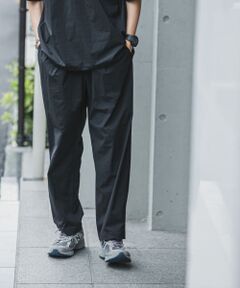 【URBAN RESEARCH 2021SS】<br><br>ハイストレッチでストレスフリーなハイブリッド素材を使用したイージーパンツ。<br>ギミックを取り除き極限までミニマムに仕上げ、素材の軽量性に特化させました。ルーズなワイドシルエットから緩やかなテーパードを効かせラクチン&美シルエットを兼備。<br>AIR NYLON TEEとのセットアップスタイルはマストで押さえたい。<br><br>※商品画像は、光の当たり具合やパソコンなどの閲覧環境により、実際の色味と異なって見える場合がございます。予めご了承ください。<br>※商品の色味の目安は、商品単体の画像をご参照ください。<br><br><b>▼お気に入り登録のおすすめ▼</b><br>お気に入り登録商品は、マイページにて現在の価格情報や在庫状況の確認が可能です。<br>お買い物リストの管理に是非ご利用下さい。<br><br>-----------------------------<br>透け感 :ややあり(TAUPE)<br>伸縮性 :ややあり<br>裏地 :なし<br>光沢 :ややあり<br>ポケット :あり<br>-----------------------------