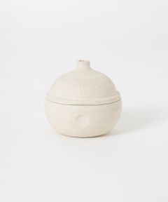 ephelis　holding scent jar