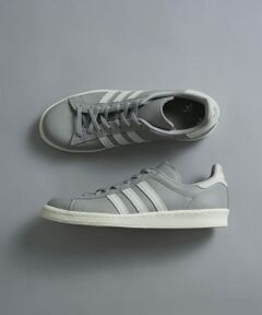 ■adidas Originals for URBAN RESERCH　CAMPAS 80's<br><br>爆発的な人気を誇ったスペシャルオーダーから約1年、新たなアイコンスニーカーが誕生。<br>スリーストライプがアイコニックなadidas Originalsのシグネチャーモデル「CAMPAS 80's」をベースにユニセックスでオーダー。SSで登場したクリーン且つミニマムなフォルムは継承しつつよりグレイッシュでミニマムに仕上がりました。<br>アッパーはアーカイブモデルからインスピレーションを受けたスムースレザーでソリッドなスタイルに。スタイリッシュなラストはあらゆるシーンにフィットします。<br>同時発売のURBAN RESEARCH DOORS別注モデルも見逃せないプレミアムなクリエイションをご堪能下さい。<br><br>■別注ポイント<br><br>・一から色だししたシーズナルカラーであるGREYカラー。<br>・通常のスエードアッパーをクリーンでミニマムなスムース仕様に。<br>・スリーストライプはアッパーとのメリハリを利かせたヌバック素材。<br>・素材で楽しめる替えシューレース。<br><br>【体型別スタッフ着用レビュー】<br><br>≪身長:174cm 体型:普通 着用サイズ:26,5cm≫<br>普段はスニーカーだと26cmか26,5cmを履くことが多いですが、甲が高いので26,5cmで丁度でした。レザースニーカーなので他のスニーカーに比べて汚れも付きにくそうで良い。カラーもクリーンな印象でコーディネートの履きまわしもしやすいかと思います。レディースとペアで履いても良いですね!<br><br>≪身長:178cm　体型:普通 着用サイズ:28cm≫<br>28cmを着用。クリーンなカラーリングなのでスタイル問わず取り入れやすいアイテムです。季節問わず通年通して使用できそうです。<br><br>≪身長:184cm　体型:普通 着用サイズ:28cm≫<br>28cm着用。普段スラックスが多いのでドレススニーカーのような立ち位置でスタイリングにハマります。グレイッシュなカラーなので春夏のスタイリングも爽やかに仕上がります。洋服が暗めなトーンでもまとまるのもポイントですね!<br><br><br><br>※この商品のアッパー素材は、現在の染色技術では色落ちを完全に止めることができません。水に濡れた場合や摩擦、汗等が原因で衣類、車のシート、ソファー等に触れる際は十分にご注意ください。<br><br>※商品画像は、光の当たり具合やパソコンなどの閲覧環境により、実際の色味と異なって見える場合がございます。予めご了承ください。<br>※商品の色味の目安は、商品単体の画像をご参照ください。