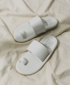 <strong style="font-weight:bold;">ワイドストラップとサムホールデザインがモダンなスペシャル仕様のISLAND SLIPPER</strong><br><br>今季新たに別注としてオーダーしたのは新鮮なストラップタイプのモダンなデザイン。上質で滑らかなレザーとURらしいカラースキームがスタイリッシュにスタイリングに溶け込む1足。スラックスと上品に、デニムやショーツでカジュアルにとマルチに大人の足元を彩るバイヤー渾身の一撃。<br><br>【ISLAND SLIPPER×URBAN RESEARCH】<br><br>1946年の創業以来、現在もなお"MADE IN HAWAII"で良質なサンダルを生産し続けるアイランドスリッパにスペシャルオーダー。<br>ホノルルにあるファクトリーにて、円熟した腕を持つ職人により作られるサンダルは、上質なレザーが素晴らしく、フカフカとした驚きのクッション性を感じられます。ナロークロス、ナロートグルにアレンジしたデザインは、スラックスやプレストパンツなど、ハンサムなイメージのボトムスと相性が良く、ビーチに行くには勿体ない品のある仕上がり。<br>アーバンリサーチのスタッフからも絶大な支持を集める一足です。<br><br><br><br><strong style="font-weight:bold;">【スタッフ着用コメント】</strong><br>試着サイズ : 8<br>8でぴったりサイズでした。クッション性があるので履き心地も良かったです。<br>[スタッフデータ]<br>普段の着用サイズ : 26.5cm<br>足長 : 25.5cm<br>足囲 : 23.5cm<br>足幅 : 狭め<br>※履き心地には個人差がございますので、あくまでも目安としてご覧ください。<br><br>※靴箱破損につきましては、商品に不良が無い場合に限り出荷させていただいております。予めご了承ください。<br><br>※商品画像は、光の当たり具合やパソコンなどの閲覧環境により、実際の色味と異なって見える場合がございます。予めご了承ください。<br>※商品の色味の目安は、商品単体の画像をご参照ください。