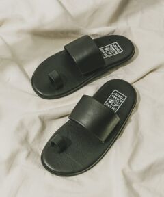 <strong style="font-weight:bold;">ワイドストラップとサムホールデザインがモダンなスペシャル仕様のISLAND SLIPPER</strong><br><br>今季新たに別注としてオーダーしたのは新鮮なストラップタイプのモダンなデザイン。上質で滑らかなレザーとURらしいカラースキームがスタイリッシュにスタイリングに溶け込む1足。スラックスと上品に、デニムやショーツでカジュアルにとマルチに大人の足元を彩るバイヤー渾身の一撃。<br><br>【ISLAND SLIPPER×URBAN RESEARCH】<br><br>1946年の創業以来、現在もなお"MADE IN HAWAII"で良質なサンダルを生産し続けるアイランドスリッパにスペシャルオーダー。<br>ホノルルにあるファクトリーにて、円熟した腕を持つ職人により作られるサンダルは、上質なレザーが素晴らしく、フカフカとした驚きのクッション性を感じられます。ナロークロス、ナロートグルにアレンジしたデザインは、スラックスやプレストパンツなど、ハンサムなイメージのボトムスと相性が良く、ビーチに行くには勿体ない品のある仕上がり。<br>アーバンリサーチのスタッフからも絶大な支持を集める一足です。<br><br><br><br><strong style="font-weight:bold;">【スタッフ着用コメント】</strong><br>試着サイズ : 8<br>8でぴったりサイズでした。クッション性があるので履き心地も良かったです。<br>[スタッフデータ]<br>普段の着用サイズ : 26.5cm<br>足長 : 25.5cm<br>足囲 : 23.5cm<br>足幅 : 狭め<br>※履き心地には個人差がございますので、あくまでも目安としてご覧ください。<br><br>※靴箱破損につきましては、商品に不良が無い場合に限り出荷させていただいております。予めご了承ください。<br><br>※商品画像は、光の当たり具合やパソコンなどの閲覧環境により、実際の色味と異なって見える場合がございます。予めご了承ください。<br>※商品の色味の目安は、商品単体の画像をご参照ください。