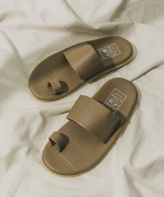 <strong style="font-weight:bold;">ワイドストラップとサムホールデザインがモダンなスペシャル仕様のISLAND SLIPPER</strong><br><br>今季新たに別注としてオーダーしたのは新鮮なストラップタイプのモダンなデザイン。上質で滑らかなレザーとURらしいカラースキームがスタイリッシュにスタイリングに溶け込む1足。スラックスと上品に、デニムやショーツでカジュアルにとマルチに大人の足元を彩るバイヤー渾身の一撃。<br><br>【ISLAND SLIPPER×URBAN RESEARCH】<br><br>1946年の創業以来、現在もなお"MADE IN HAWAII"で良質なサンダルを生産し続けるアイランドスリッパにスペシャルオーダー。<br>ホノルルにあるファクトリーにて、円熟した腕を持つ職人により作られるサンダルは、上質なレザーが素晴らしく、フカフカとした驚きのクッション性を感じられます。ナロークロス、ナロートグルにアレンジしたデザインは、スラックスやプレストパンツなど、ハンサムなイメージのボトムスと相性が良く、ビーチに行くには勿体ない品のある仕上がり。<br>アーバンリサーチのスタッフからも絶大な支持を集める一足です。<br><br><br><br><strong style="font-weight:bold;">【スタッフ着用コメント】</strong><br>試着サイズ : 8<br>8でぴったりサイズでした。クッション性があるので履き心地も良かったです。<br>[スタッフデータ]<br>普段の着用サイズ : 26.5cm<br>足長 : 25.5cm<br>足囲 : 23.5cm<br>足幅 : 狭め<br>※履き心地には個人差がございますので、あくまでも目安としてご覧ください。<br><br>※靴箱破損につきましては、商品に不良が無い場合に限り出荷させていただいております。予めご了承ください。<br><br>※商品画像は、光の当たり具合やパソコンなどの閲覧環境により、実際の色味と異なって見える場合がございます。予めご了承ください。<br>※商品の色味の目安は、商品単体の画像をご参照ください。