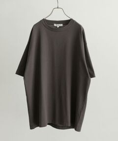 <strong style="font-weight:bold;">この夏ユーキリティープレイヤーとして大活躍間違いなしのTシャツが登場。</strong><br>裏側に強度の強いナイロン糸をプレーティング編みを施すことで耐久性に優れ、さらに接触冷感・抗菌防臭機能を携えたハイパフォーマンスな一枚。着丈を現代的なフィット感に調整することで一枚着としてもインナーとしても着やすい仕上がりはワードローブに持っておきたい優秀アイテムです。<br><br>※商品画像は、光の当たり具合やパソコンなどの閲覧環境により、実際の色味と異なって見える場合がございます。予めご了承ください。<br>※商品の色味の目安は、商品単体の画像をご参照ください。<div class="material"><h4>素材感</h4><p class="line-height-120p"><b>透け感:ややあり(WHITEのみ)<br>伸縮性:ややあり<br>裏地:なし<br>光沢:なし<br>ポケット:なし</b></p></div>