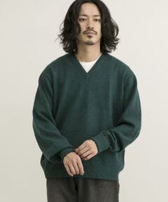 <strong style="font-weight:bold;">FINE WOOL100%のクラシックでモード感溢れるVネックニット。</strong><br><br>9ゲージ成型度詰めで、通常のラムウールのニットに比べてしっかりとした質感のVネックニット。クラシックなルックスでありながら、アーム布や細部の調整を経て存在感のある表情に仕上がりました。今シーズンはノスタルジーにカラーニットをリジットデニムやチノパンでスタイリングしたい。<br><br><br><br>※この製品は網地の素材感、風合い、色の出し方などファッション性を重視して企画した商品です。<br>※この製品は摩擦(特に湿った状態での摩擦)や汗雨など濡れた状態で着用すると他のものへ移染する場合がありますので御注意ください。<br>※その他お取り扱いに関しましては、商品に付属のアテンションタグをご覧ください。<br><br>※商品画像は、光の当たり具合やパソコンなどの閲覧環境により、実際の色味と異なって見える場合がございます。予めご了承ください。<br>※商品の色味の目安は、商品単体の画像をご参照ください。<br><br>-----------------------------<br>透け感：なし<br>伸縮性：ややあり<br>裏地：なし<br>光沢：なし<br>ポケット：なし<br>-----------------------------