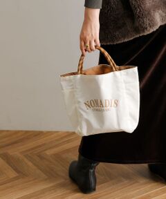 ブランドのアイコンともいえるモデル"NOMADIS SAC"のプチサイズは、カレッジ調のプリントが目を惹くカジュアルバッグ。<br>軽く丈夫なナイロン素材を使用しており、持ち運びにも便利なデザインがデイリーにはもちろん、旅行やアウトドアシーンなどマルチに活躍します。<br>最大の特徴は両面どちらでも使用可能なリバーシブルデザインで、その日の気分やスタイリングに合わせて楽しんでいただけます。<br>内側と外側の両サイドにはポケットも付いており、可愛いだけではなく機能性も高いアイテムです。<br><br><strong style="font-weight:bold;">NOMADIS(ノマディス)</strong><br>”チープシック”そして心は”リッチに”<br>がむしゃらな日々、オフこそ大切にしたい<br>そんな時と事を過ごす時に、添えてほしい<br>そんな想いのこもったアイテムを展開<br>大人気ブランド"A VACATION"を製作するチームが作り出したブランドです。<br><br>【2023 Autumn/Winter】<br><br>※摩擦などにより色移りする可能性があります。特に濃色と淡色を組み合わせた場合や、汗や雨などで濡れた状態では色が移る可能性が高くなります。<br>※過度な力が加わると破損の原因になります。<br>※その他お取り扱いに関しましては、商品に付属のアテンションタグをご覧ください。<br><br>総重量 : 約200g<br><br>※商品画像は、光の当たり具合やパソコンなどの閲覧環境により、実際の色味と異なって見える場合がございます。予めご了承ください。<br>※商品の色味の目安は、商品単体の画像をご参照ください。<br><br><b>▼お気に入り登録のおすすめ▼</b><br>お気に入り登録商品は、マイページにて現在の価格情報や在庫状況の確認が可能です。 <br>お買い物リストの管理に是非ご利用下さい。