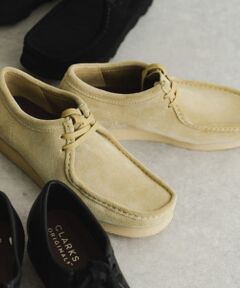 <b>Clarks/クラークス</b><br><br>190年を超える歴史を持つ、英国生まれの老舗の靴ブランド。1960年頃から市場を全世界へと拡大し、英国を代表する靴ブランドとなった「クラークス」のデザートブーツやワラビーは、今やカジュアルシューズの代名詞とも言われています。<br><br><br><br>【2024 Spring/Summer】【24SS】<br><br>※靴箱破損につきましては、商品に不良が無い場合に限り出荷させていただいております。予めご了承ください。<br>※この商品はUKサイズ表記になります。メーカー独自の採寸方法でのcm表示となります。表記サイズは目安サイズでございますので予めご了承ください。<br>※その他お取り扱いに関しましては、商品に付属のアテンションタグをご覧ください。<br><br>重量(片足) : 約420g<br><br>※商品画像は、光の当たり具合やパソコンなどの閲覧環境により、実際の色味と異なって見える場合がございます。予めご了承ください。<br>※商品の色味の目安は、商品単体の画像をご参照ください。<br><br>-----------------------------<br><strong style="font-weight:bold;">《スタッフレビュー》</strong><br>試着サイズ : 7 / 7.5<br>2サイズ着用しましたが7サイズの方が甲幅、横幅ともにぴったりで足先に程よくゆとりがありました。軽くて履きやすいです。<br>[スタッフデータ]<br>普段の着用サイズ : 25.5cm<br>足長 : 24.0cm<br>足囲 : 23.0cm<br>足幅 : 普通<br>※履き心地には個人差がございますので、あくまでも目安としてご覧ください。<br>-----------------------------<br><br><br><b>▼お気に入り登録のおすすめ▼</b><br>お気に入り登録商品は、マイページにて現在の価格情報や在庫状況の確認が可能です。<br>お買い物リストの管理に是非ご利用下さい。