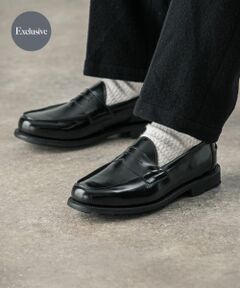 <b>カジュアルスタイルにマッチする別注コレクション</b><br><br>定番のButt Seam Loaferをベースにアッパーはガラスレザーを採用しました。サドルのスリットにあるステッチを無くしたミニマムな仕様に。クッション性のあるボリューミーなリッジウェイソールでドレスダウンさせました。<br>に軍に支給されていたRustというカラーの内張りを再現し、インソールにはSandersのロゴをシルバーで刻印。特別にドロストリングバッグを付属した特別な一足となっています。<br><br><b>Sanders/サンダース</b><br><br>Sanders & Sanders Ltd.は、1873年にウィリアム・サンダースとトーマス・サンダースの兄弟によってラシュデンに設立された約135年の歴史を持つ、靴の聖地ノーサンプトン最後の実力メーカーでありパーツのほとんどを天然素材にこだわるなど確かな理念を貫いているブランド。イギリス国防総省向けに供給されるレザーシューズのほとんどがSanders製というお墨付きもありつつ、コストパフォーマンスに優れた伝統的なMade in EnglandのShoesを製造しており、これぞSanders最大の魅力です。<br><br><br><br>【2024 Spring/Summer】【24SS】<br><br>※靴箱破損につきましては、商品に不良が無い場合に限り出荷させていただいております。予めご了承ください。<br>※この商品は、天然素材の為、多少の色落ちや硬化することが御座います。<br>※着用中の過度の摩擦や、汗、水などを濡れたまま放置すると他の物への色移りの原因となります。<br>※その他お取り扱いに関しましては、商品に付属のアテンションタグをご覧ください。<br><br>重量(片足) : 約505g<br><br>※商品画像は、光の当たり具合やパソコンなどの閲覧環境により、実際の色味と異なって見える場合がございます。予めご了承ください。<br>※商品の色味の目安は、商品単体の画像をご参照ください。<br><br>-----------------------------<br><b>《スタッフレビュー》</b><br>試着サイズ : 6.5 / 7<br>6.5は足長・甲幅ともにピッタリでした。7は足長・甲幅共に程よくゆとりがありました。個人的には6.5の方がフィット感があり履きやすかったです。レザーのアイテムなので着用の度に足に馴染んでいく経年変化も楽しめます。<br>[スタッフデータ]<br>普段の着用サイズ : 26cm<br>足長 : 25cm<br>足囲 : 23.5cm<br>足幅 : 普通<br>※履き心地には個人差がございますので、あくまでも目安としてご覧ください。<br>-----------------------------<br><br><br><b>▼お気に入り登録のおすすめ▼</b><br>お気に入り登録商品は、マイページにて現在の価格情報や在庫状況の確認が可能です。<br>お買い物リストの管理に是非ご利用下さい。