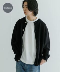 <b>RUSSELLATHLETICにオーダーしたスウェットルックのニットカーディガン</b><br><br>インラインで展開しているCOTTON JERSEY KNITをベースに両脇リブと襟元のガゼットなど、オーセンティックなスウェットディティールをニットで表現したクルーネックカーディガン。ラフな編地と袖口のブランドロゴがカジュアルなインプレッション。<br><br><br><br>【2024 Autumn/Winter】【24AW】<br><br>※この商品は、大変デリケートな組織で編まれており日々の着用や保管方法で変形しやすくなっております。<br>※毛羽立ちや毛玉ができやすい為ブラッシングをする等、こまめにお手入れをしてください。<br>※その他お取り扱いに関しましては、商品に付属のアテンションタグをご覧ください。<br><br>総重量 : 約768g<br><br>※商品画像は、光の当たり具合やパソコンなどの閲覧環境により、実際の色味と異なって見える場合がございます。予めご了承ください。<br>※商品の色味の目安は、商品単体の画像をご参照ください。<br><br><b>▼お気に入り登録のおすすめ▼</b><br>お気に入り登録商品は、マイページにて現在の価格情報や在庫状況の確認が可能です。<br>お買い物リストの管理に是非ご利用ください。<br><br><h4 class="material">素材感</h4><br><b class="line-height-120p">透け感 : なし<br>伸縮性 : ややあり<br>裏地 : なし<br>光沢 : なし<br>ポケット : なし</b>